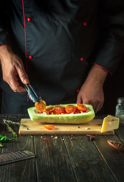 Šéfkuchár pripravuje jedlo
